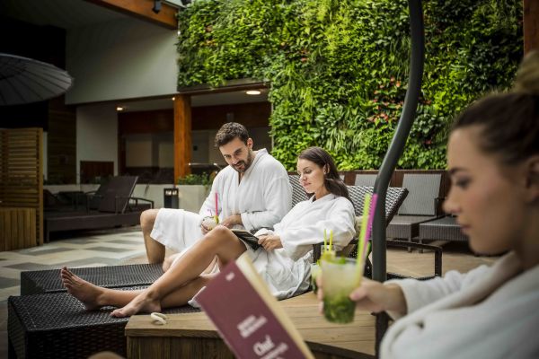 Relaxační wellness zóna s lehátky